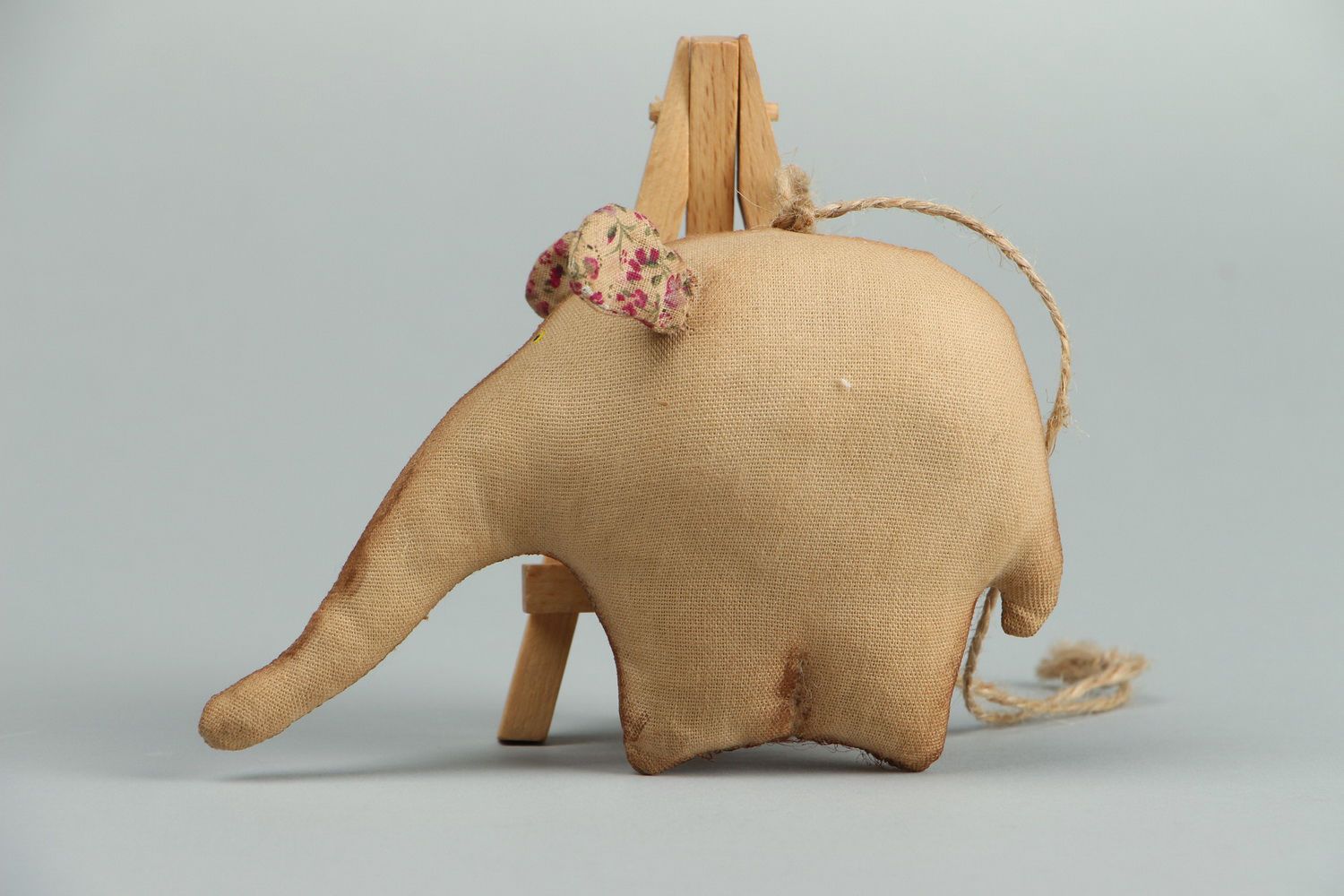 Тканевая игрушка-подвеска Слон кофейный фото 2