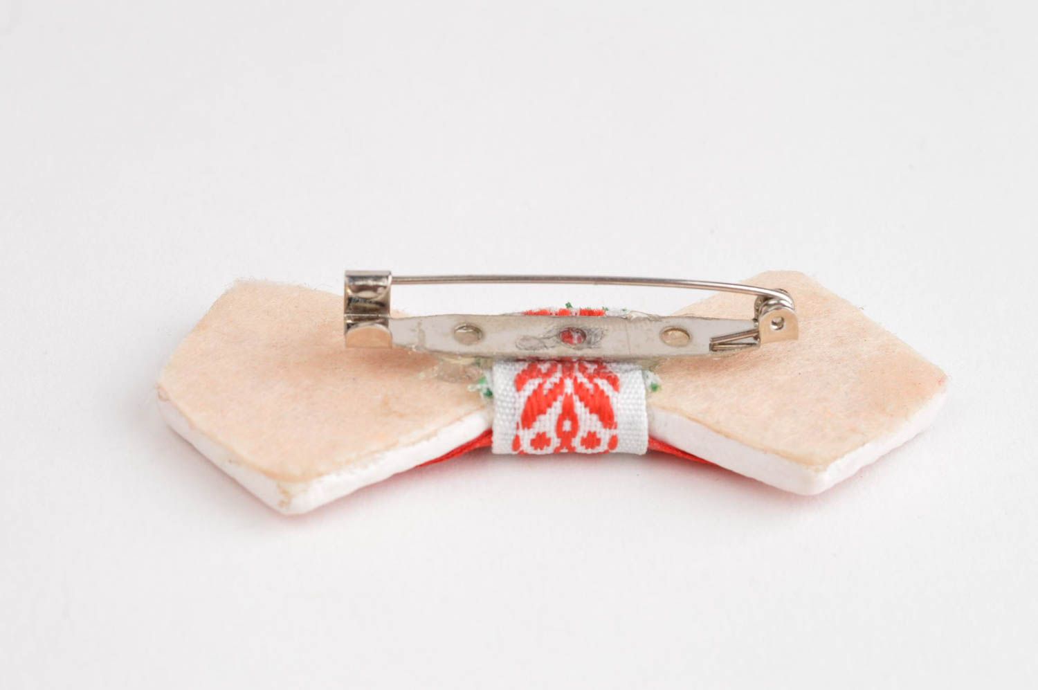 Broche de lazo rojiblanco hecho a mano accesorio para ropa bisutería de mujer foto 3