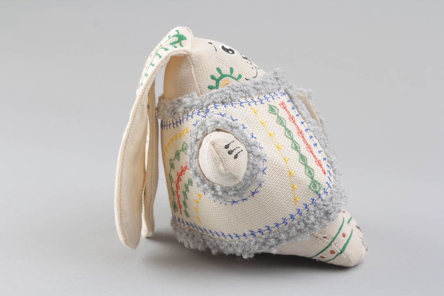 Brinquedo macio artesanal de tecido preenchido com trigo mourisco Coelho em um colete foto 4
