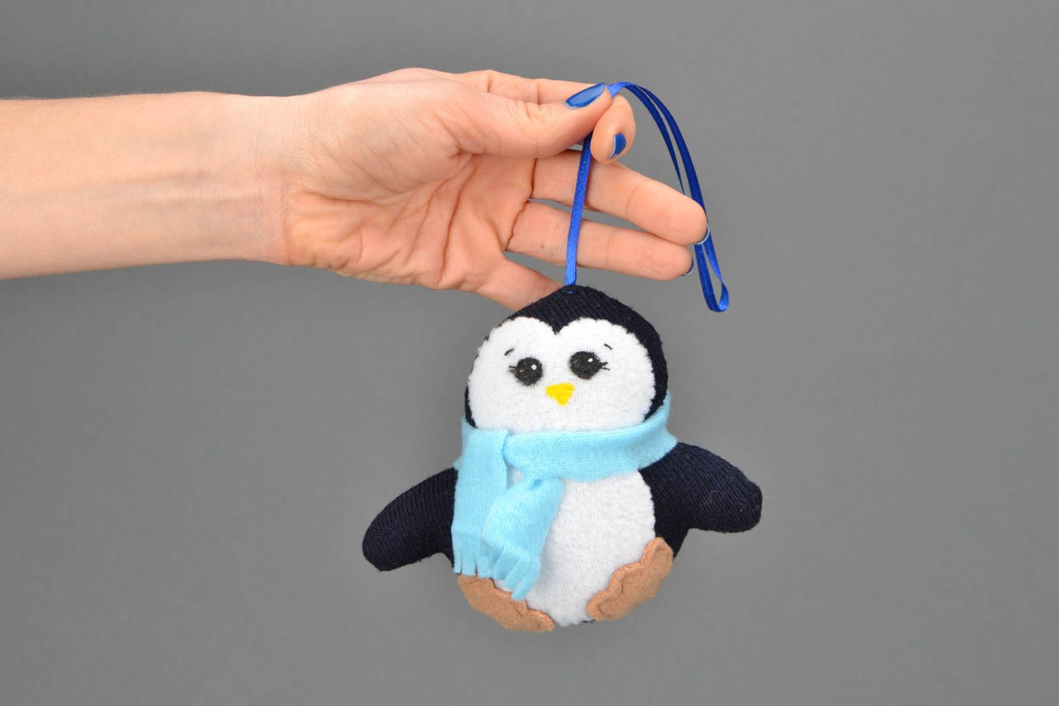 Jouet mou fait main à suspendre Pingouin photo 1