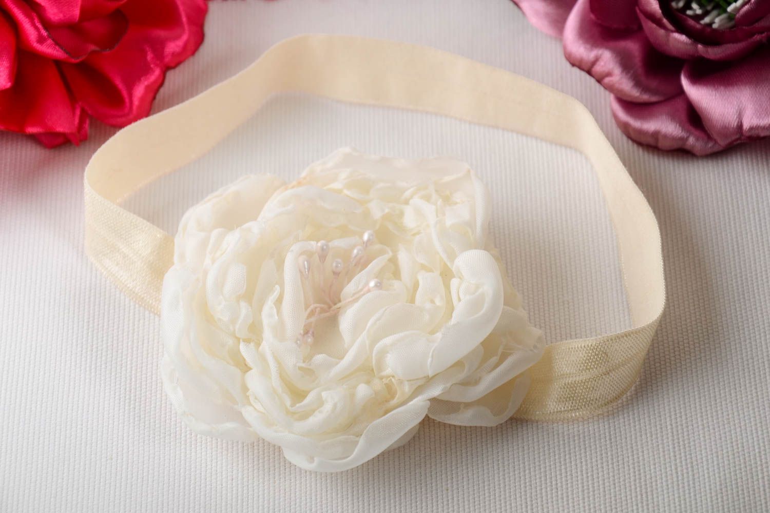 Haarband Blumen handgefertigt Designer Accessoire Haarschmuck Blüte in Weiß foto 1