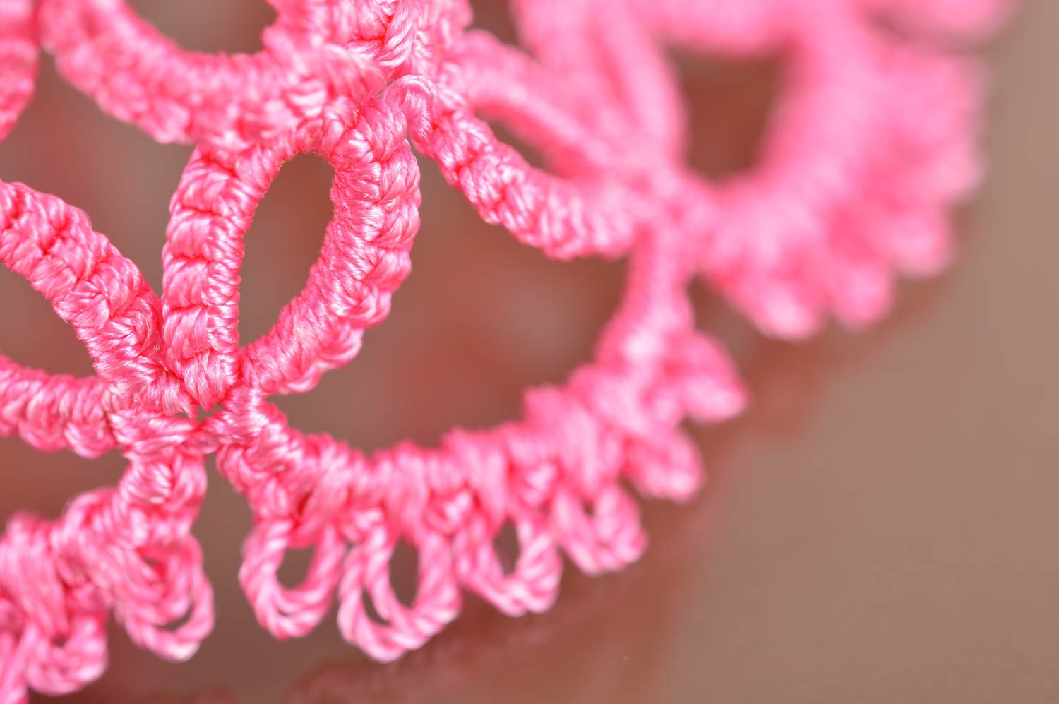 Плетеный браслет в технике фриволите ручной работы розовый красивый для девушки фото 4