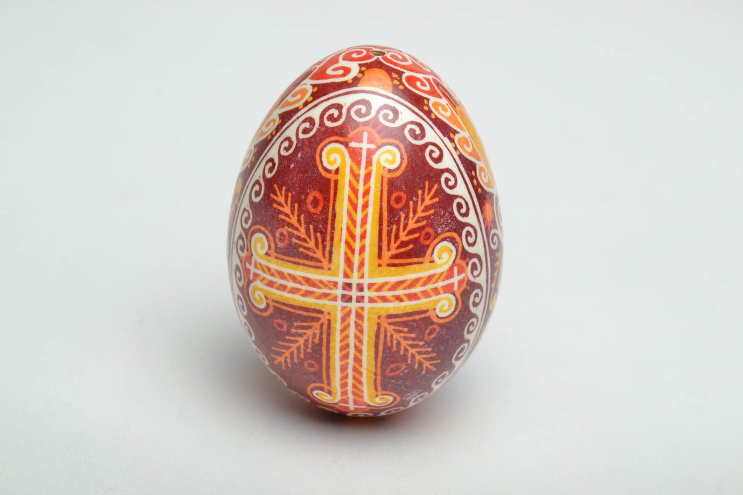 Oeuf de Pâques peint de colorants d'aniline rouge décoratif fait main original photo 2