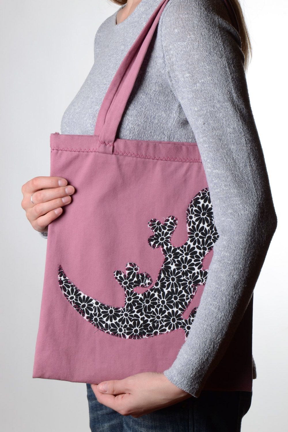 Женская сумка ручной работы из ткани с аппликацией большая розовая с ящерицей фото 1