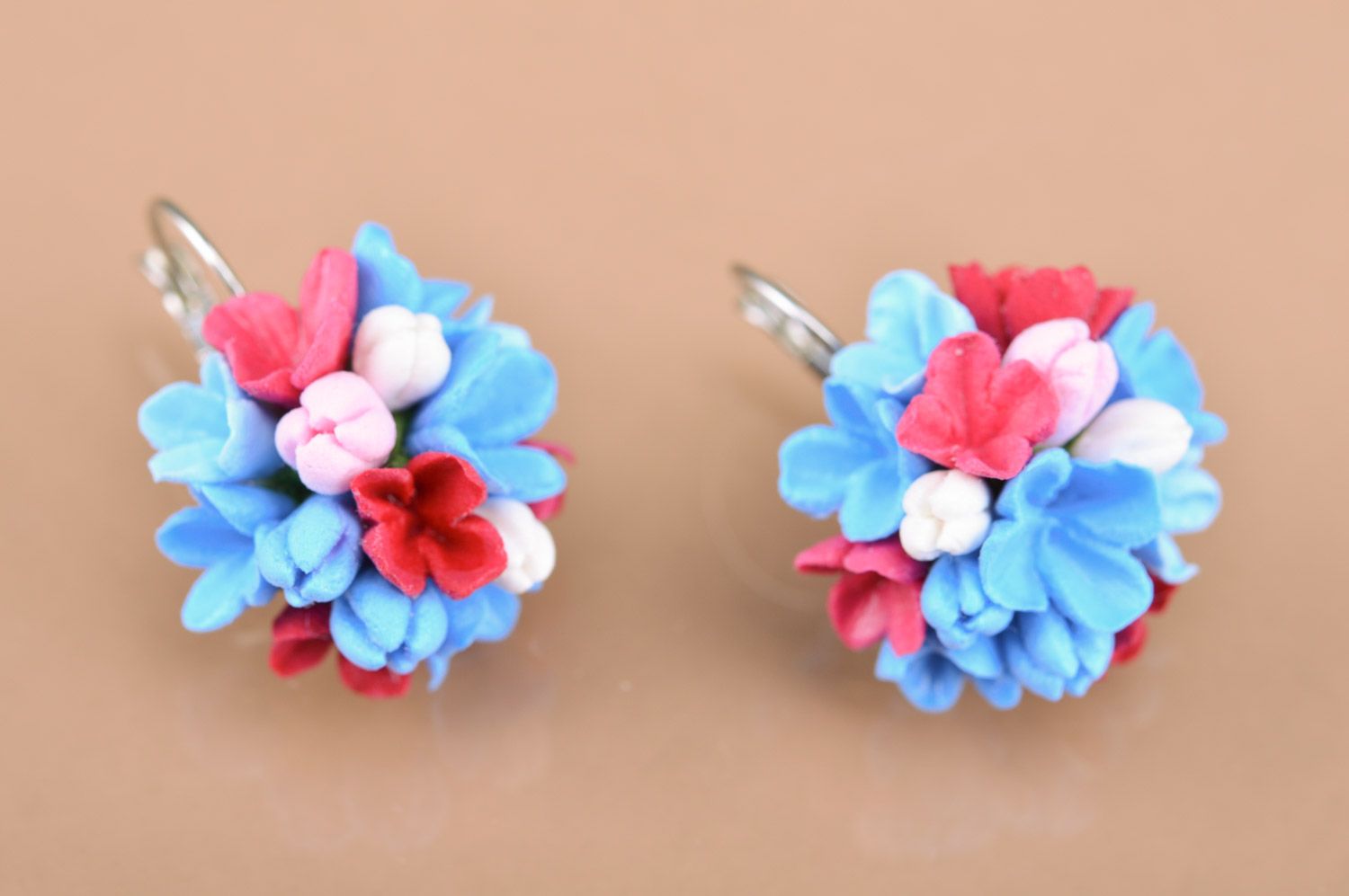 Wunderbare handgemachte Ohrringe mit Blumen aus Kunsstoff künstlerischer Schmuck foto 2