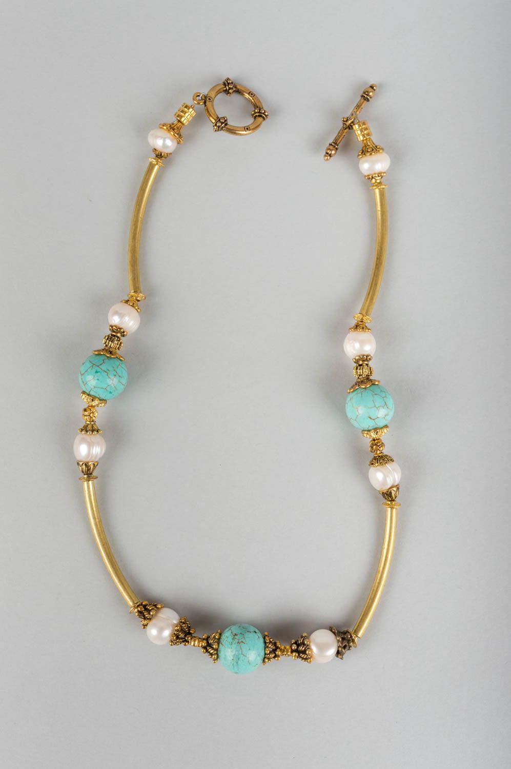 Collier en turquoise perles et laiton fait main bleu doré original pour femme  photo 2