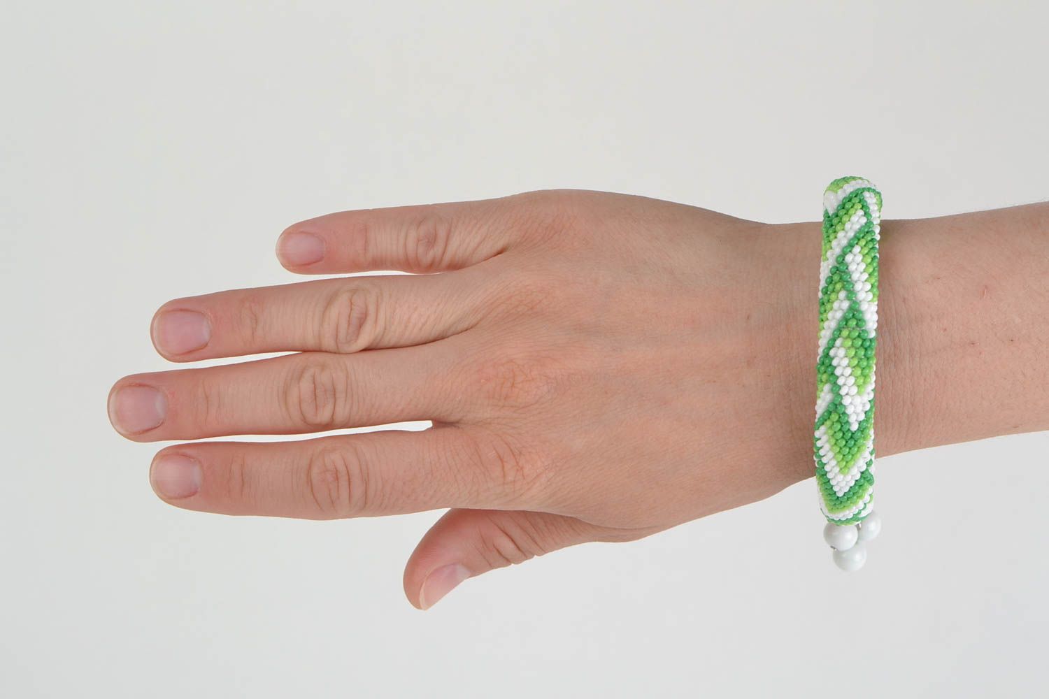 Bracelet crocheté avec perles de rocaille perles de verre fait main vert blanc photo 2