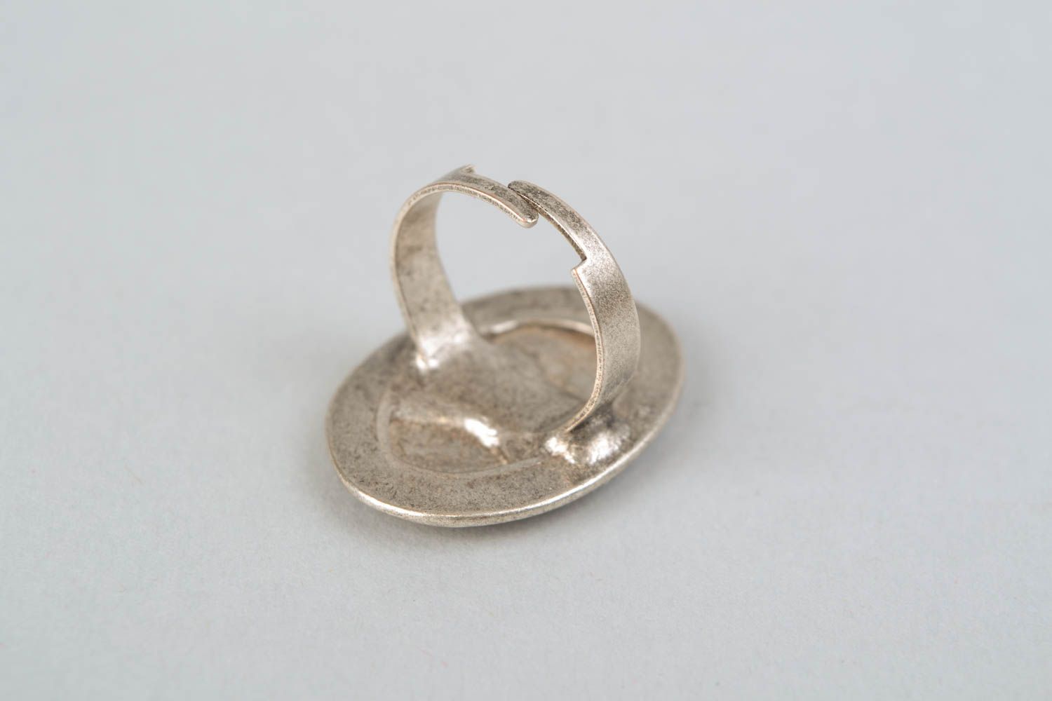 Massiver Ring aus Metall foto 4