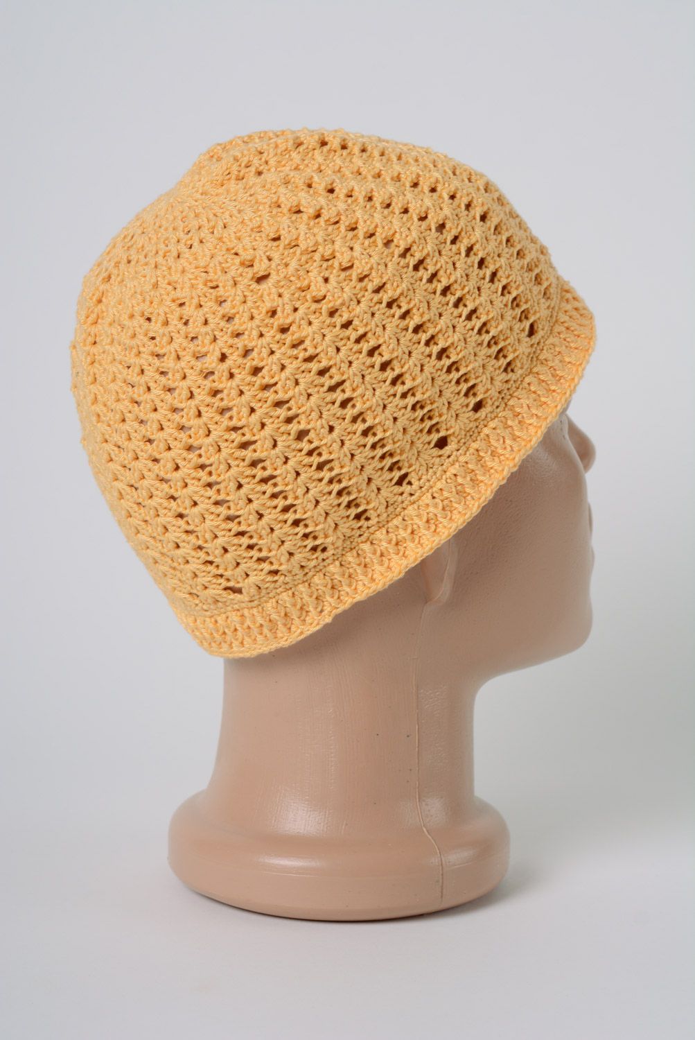 Handgemachte Designer Mütze gehäkelt aus natürlichen Fäden mit Verzierung für Mädchen foto 3