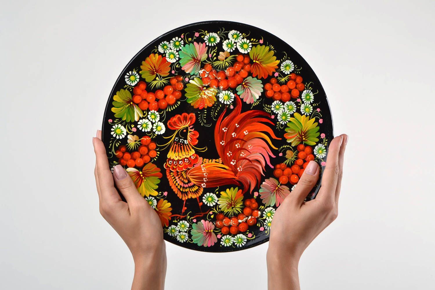 Красивая деревянная тарелка с Петриковской росписью маслом ручной работы фото 2