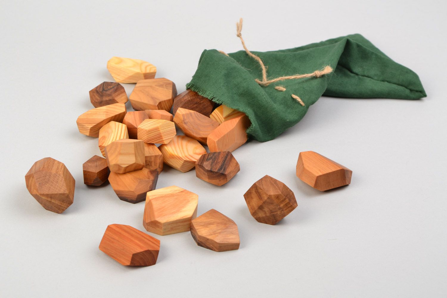 Juguete infantil montaña de piedras mecano de madera rompecabezas para niños y adultos artesanal foto 3