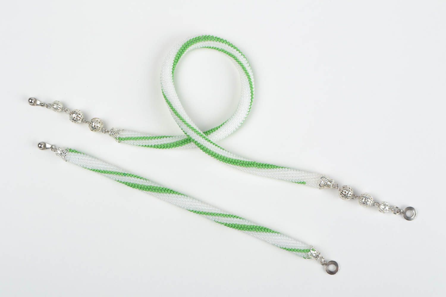 Parure collier et bracelet blanc vert tressés en perles de rocaille faits main photo 2