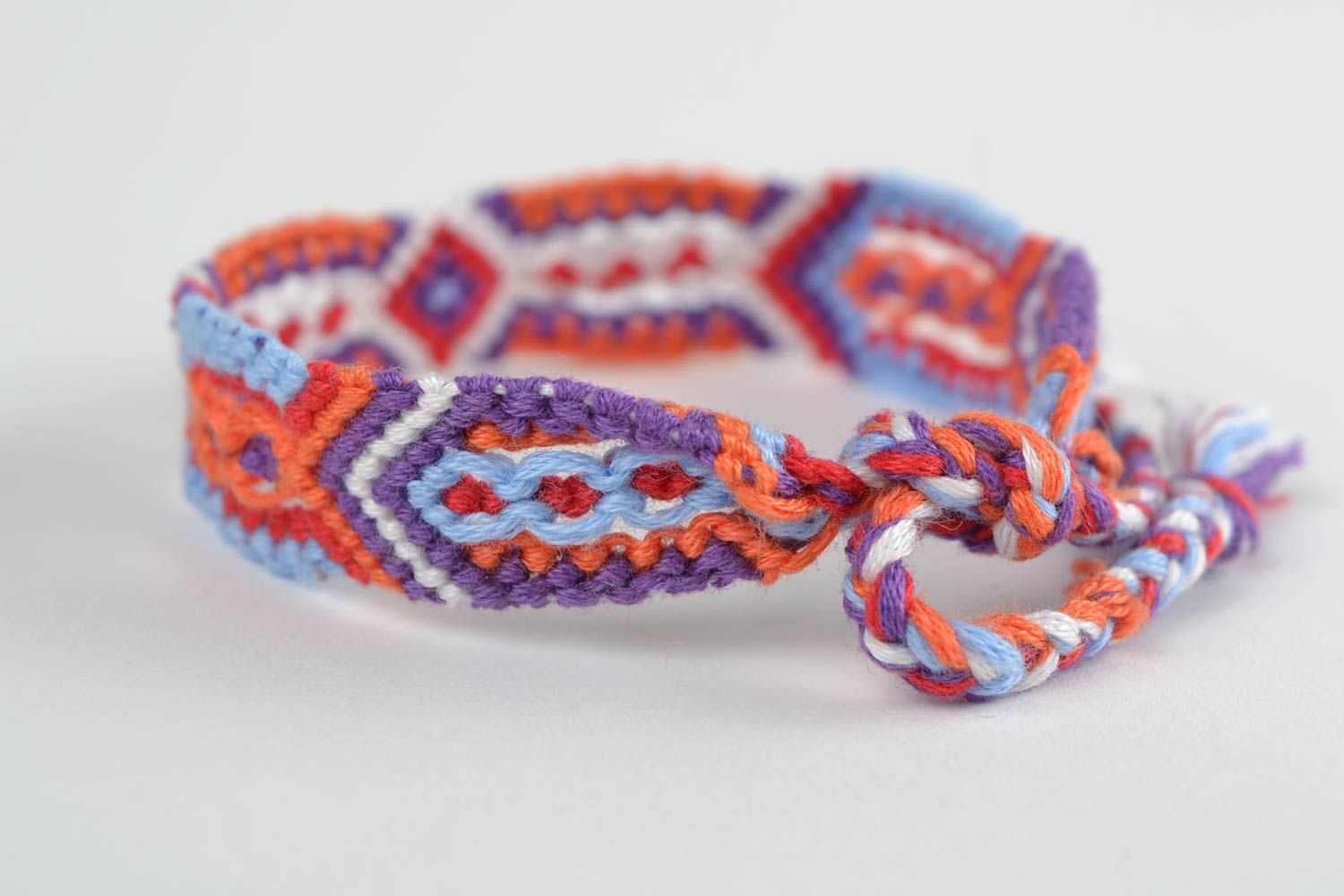 Bracelet tressé en fils moulinés multicolore fait main macramé à motif original photo 4