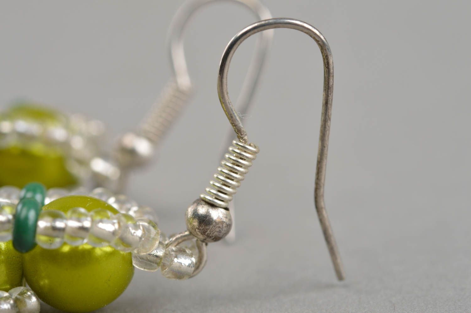 Weiß grüne lange Ohrringe aus Glasperlen originell künstlerische Handarbeit foto 4