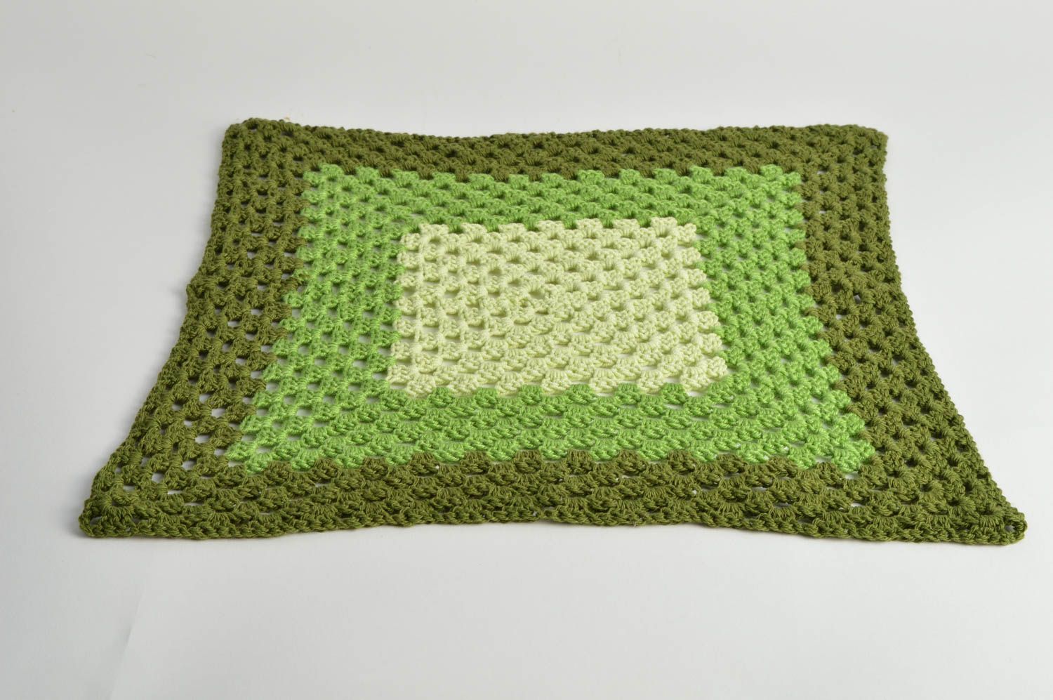 Napperon tricoté vert carré ajouré fait main au crochet en fils de demi-coton photo 5