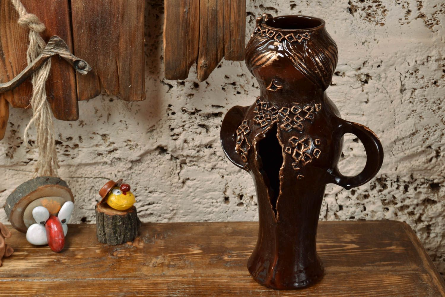 Vase en argile recouvert de glaçure décoratif original brun foncé fait main photo 1