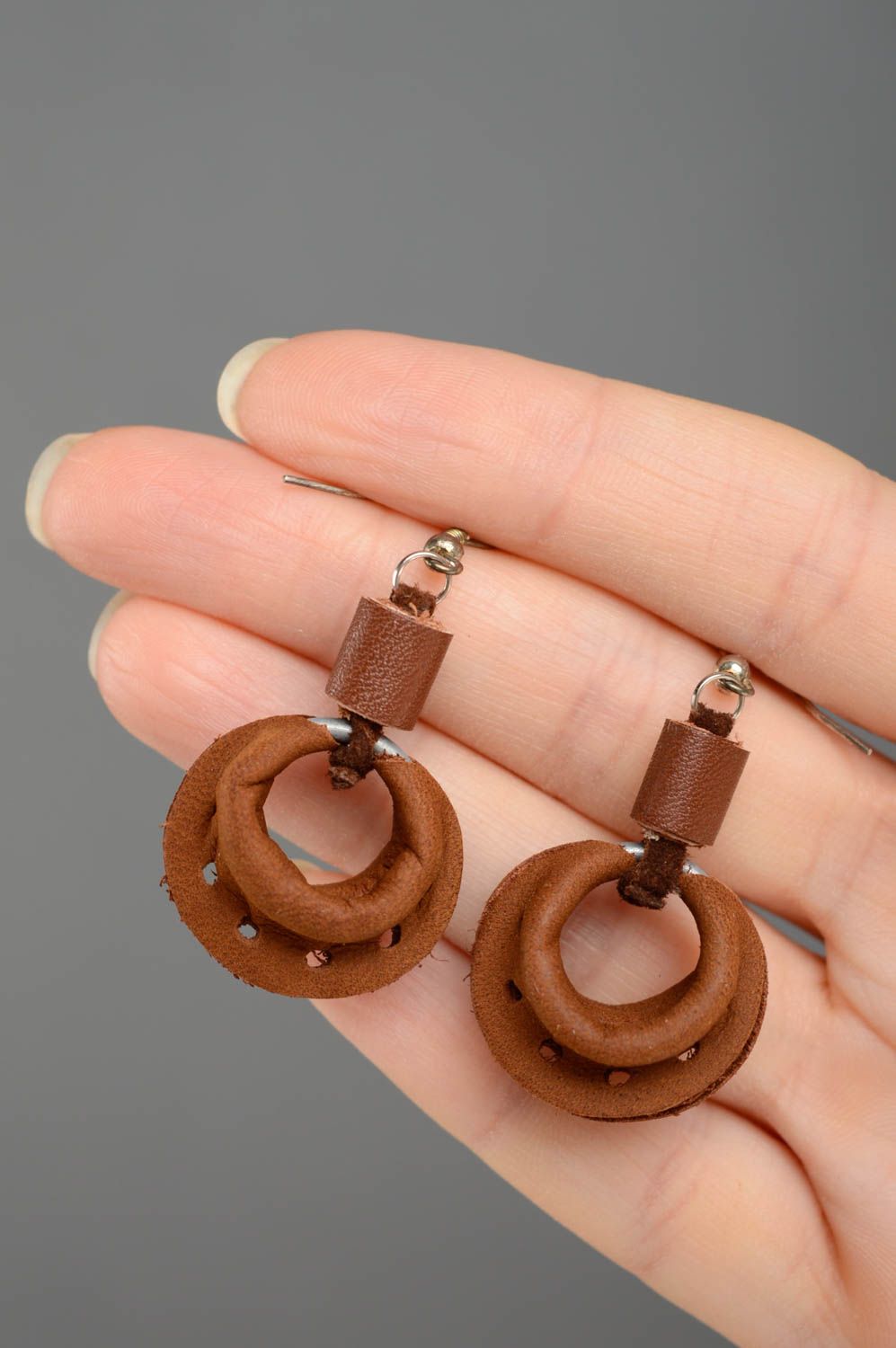 Boucles d'oreilles artisanales de cuir naturel avec pendeloques faites main photo 3