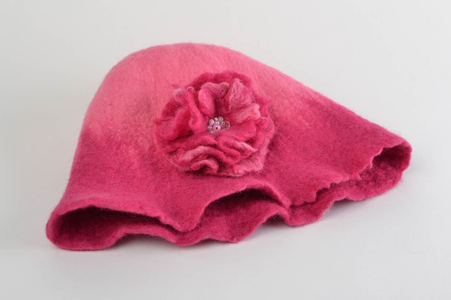 Розовая шапка для сауны из натуральной шерсти в технике мокрого валяния ручной работы с цветком фото 3
