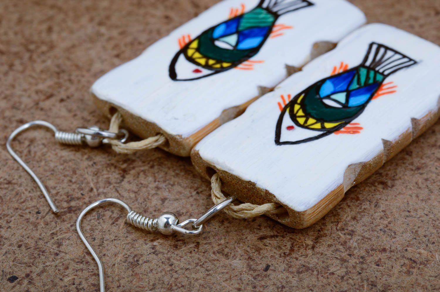 Украшение ручной работы модные серьги расписные деревянное украшение с рыбами фото 5