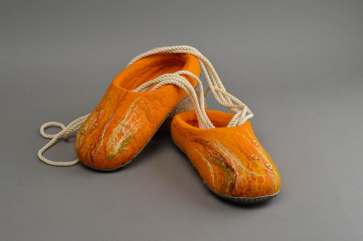 Pantoufles en laine feutrée orange pour femme faites main semelles en silicone photo 1