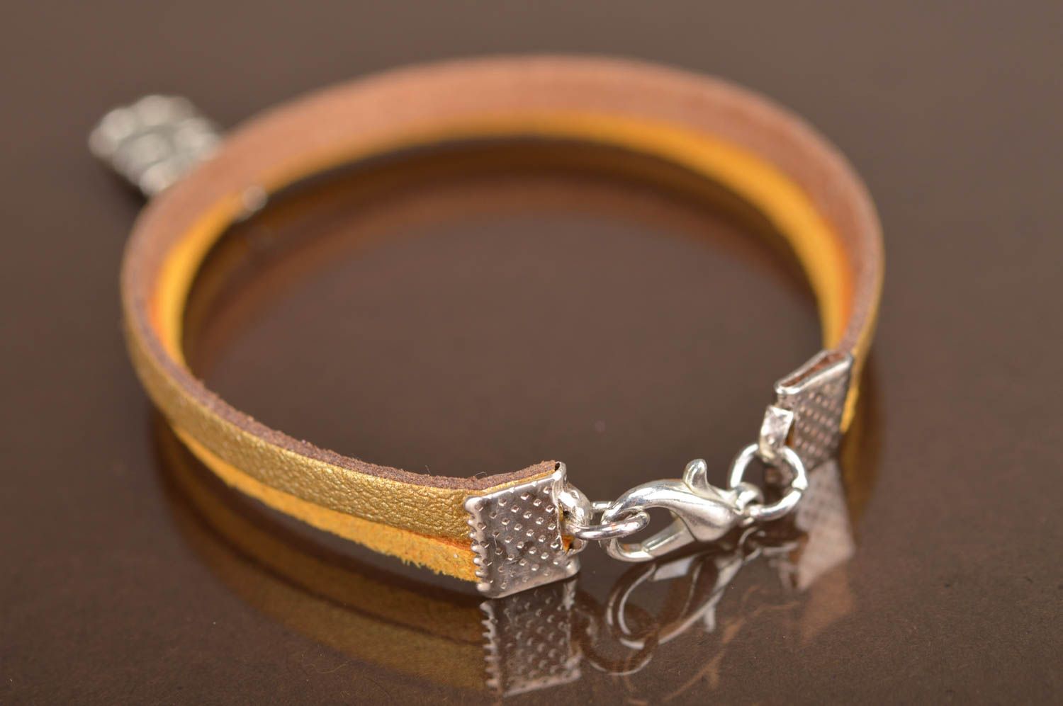 Handgemachtes stilvolles Armband aus Leder mit Anhänger in Form von Eule foto 4