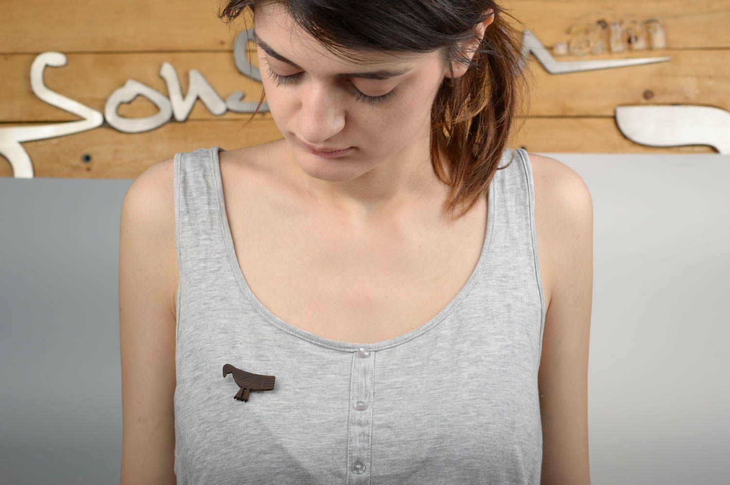 Broche fait main en cuir Bijou fantaisie en forme d'oiseau Accessoire femme photo 5