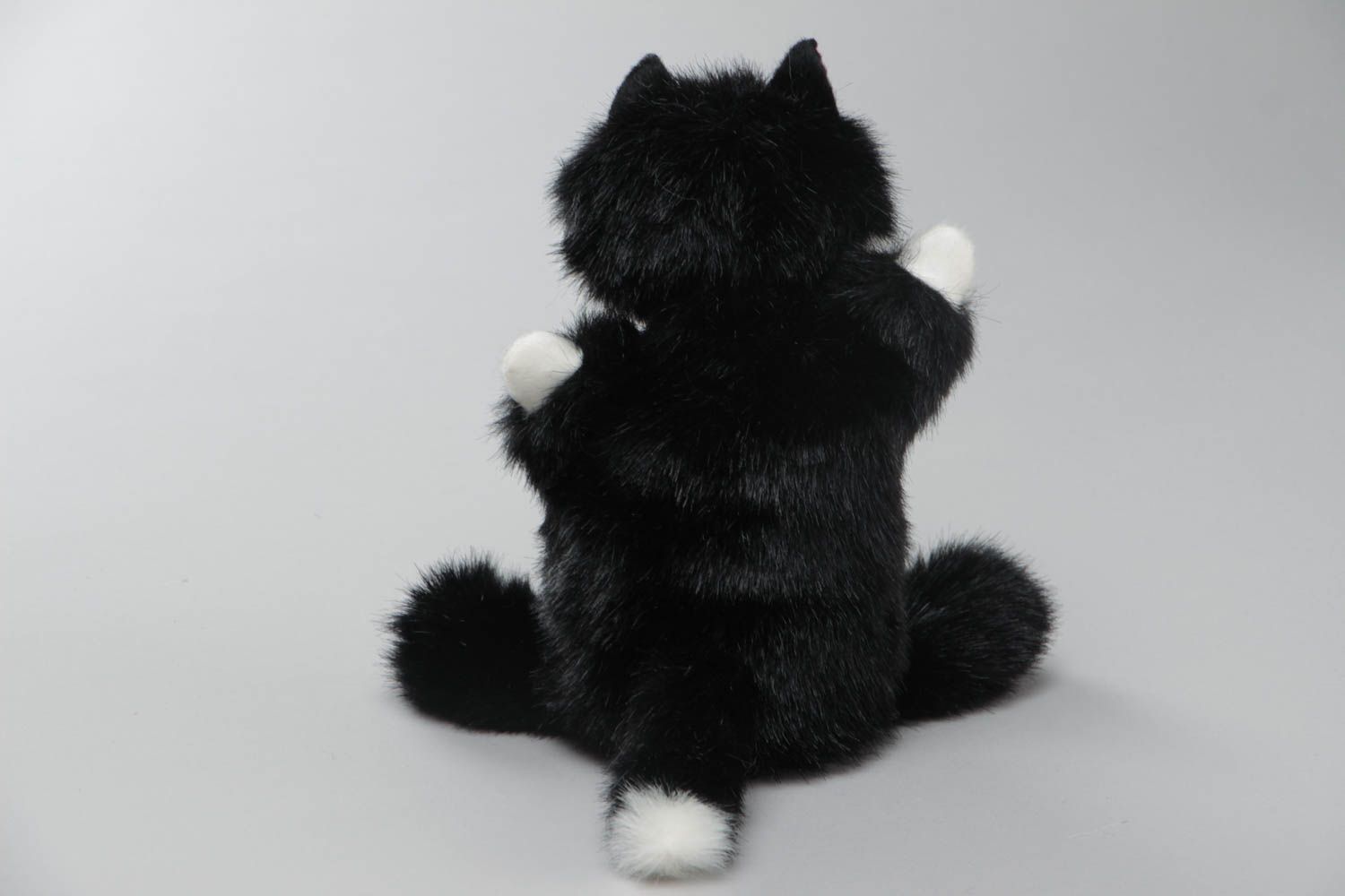 Katze Kuscheltier Handpuppe aus Kunstpelz schwarz weiß lustig Handarbeit foto 4