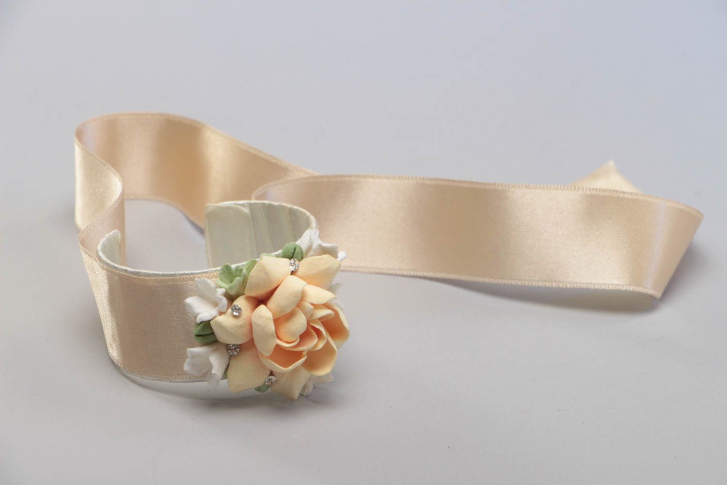 Pulsera de arcilla polimérica y cinta de raso artesanal con flores beige foto 3