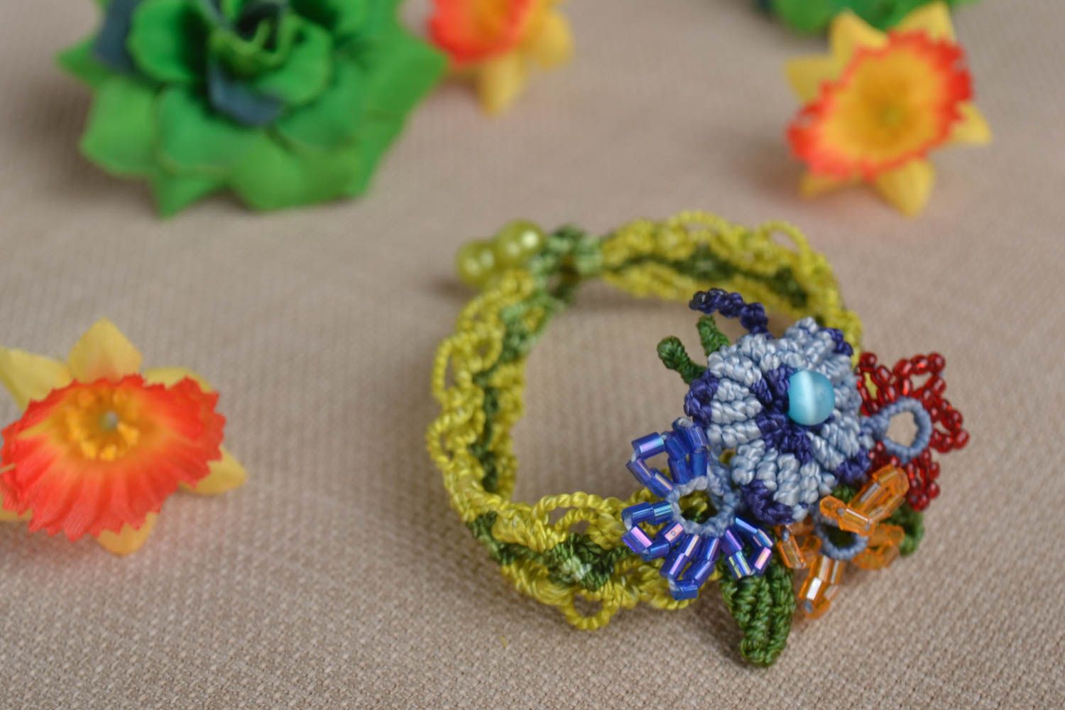 Bracelet macramé Broche fleurs faits main multicolores jolis Cadeau femme photo 1