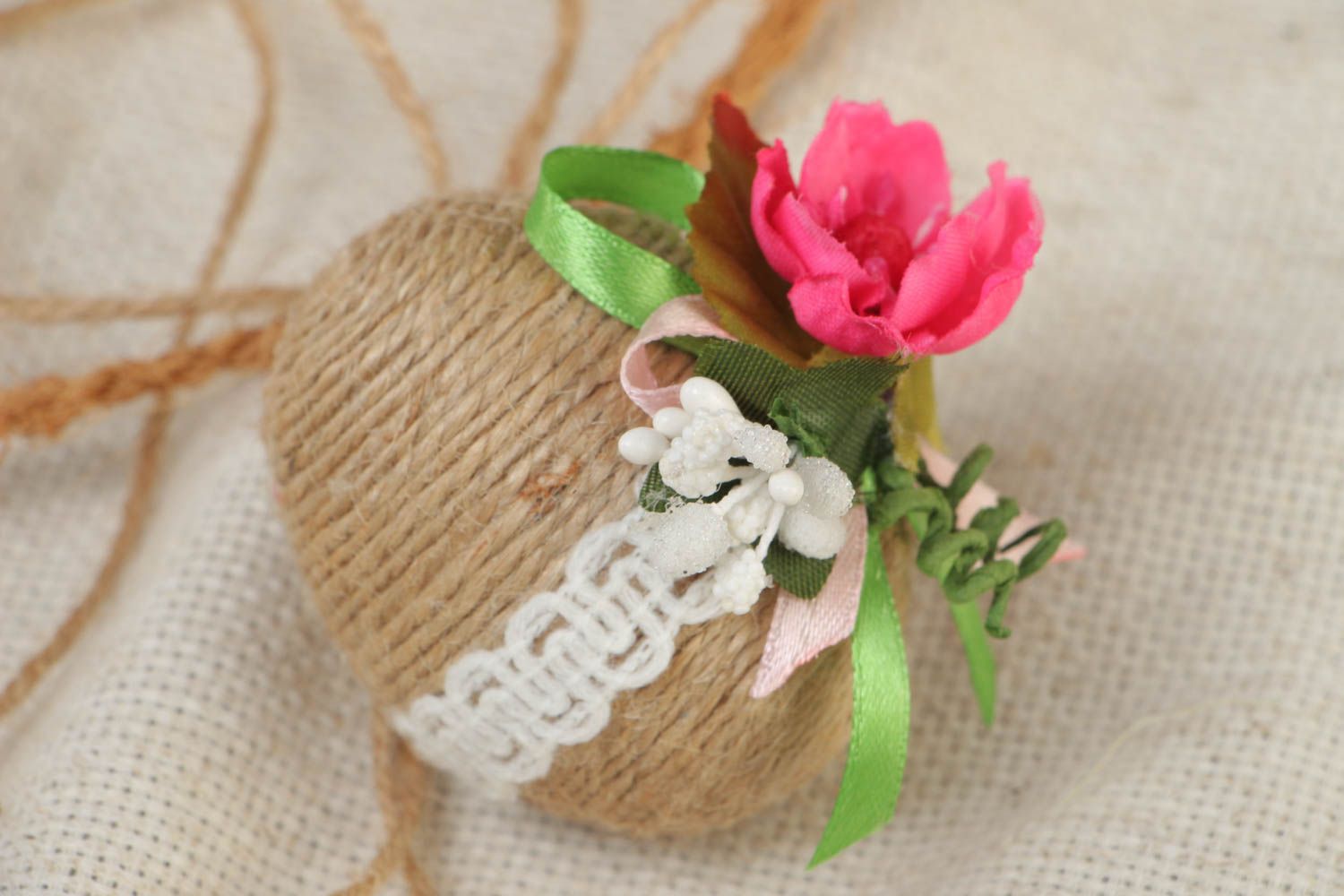 Huevo de Pascua de madera artesanal envuelto en bramante con flores  foto 1