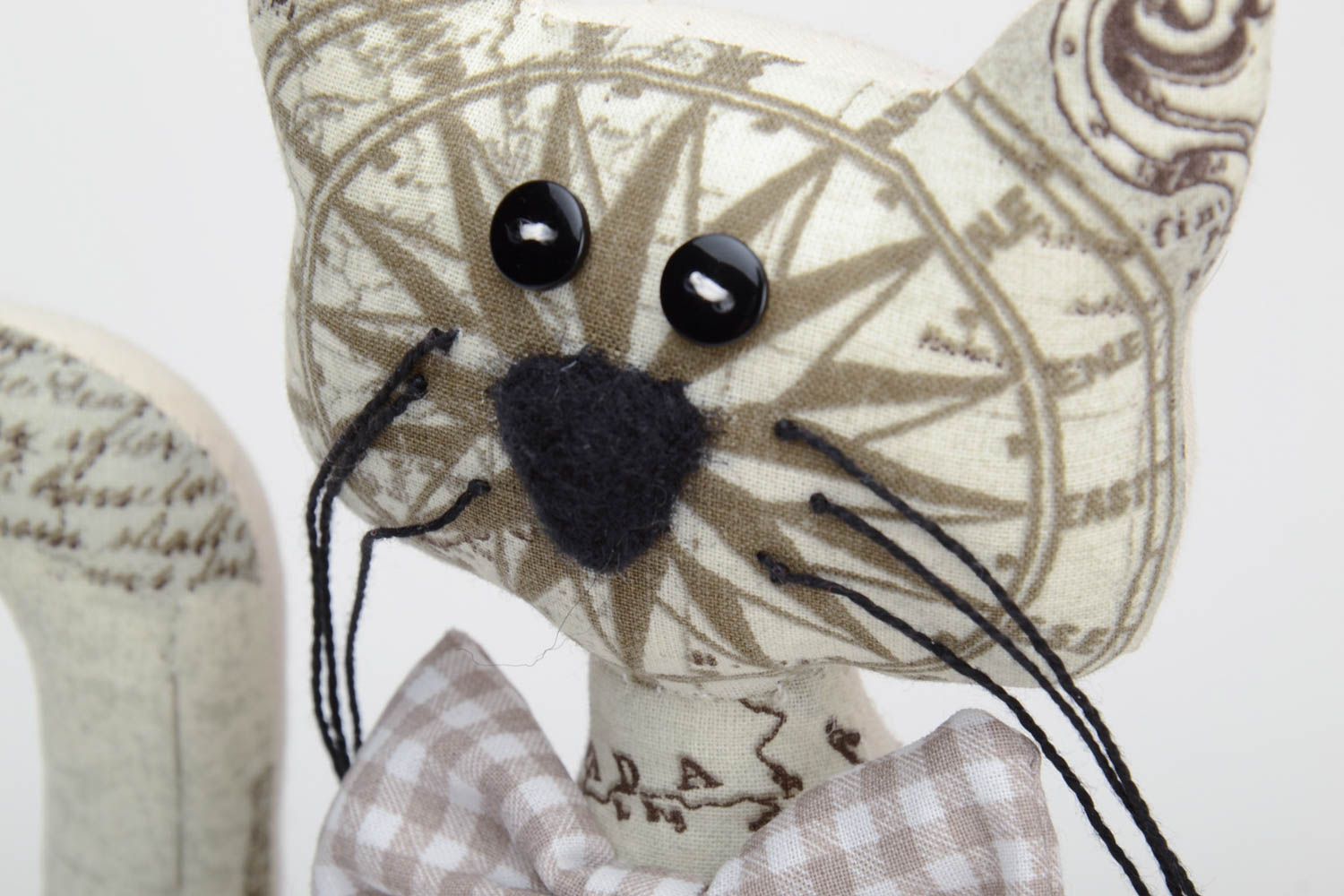 Künstler handmade Kuscheltier Katze aus Baumwolle weich schön für Kleinkinder und für Interieur foto 3