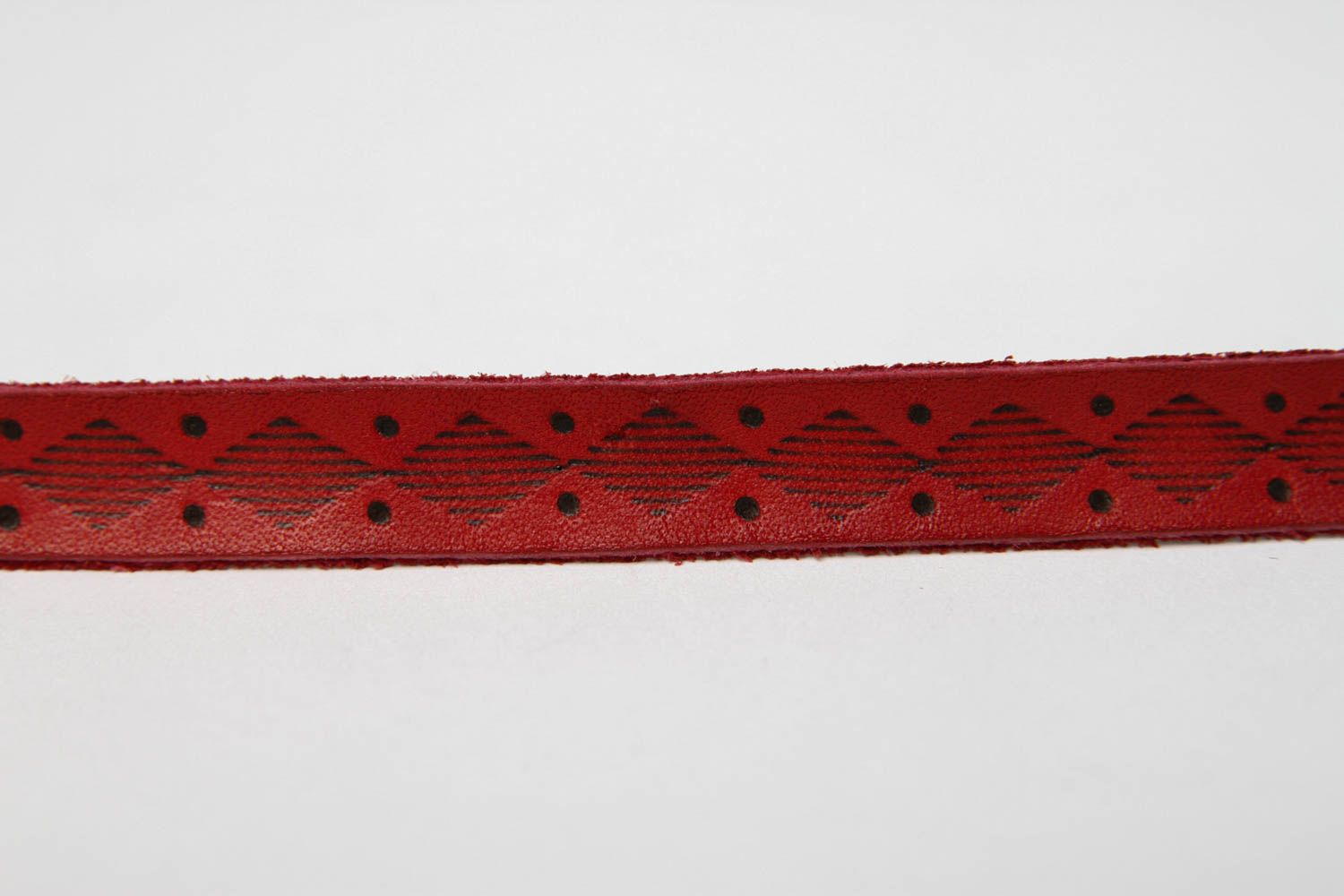 Bracelet en cuir Bijou fait main rouge avec ornement Accessoire tendance photo 4