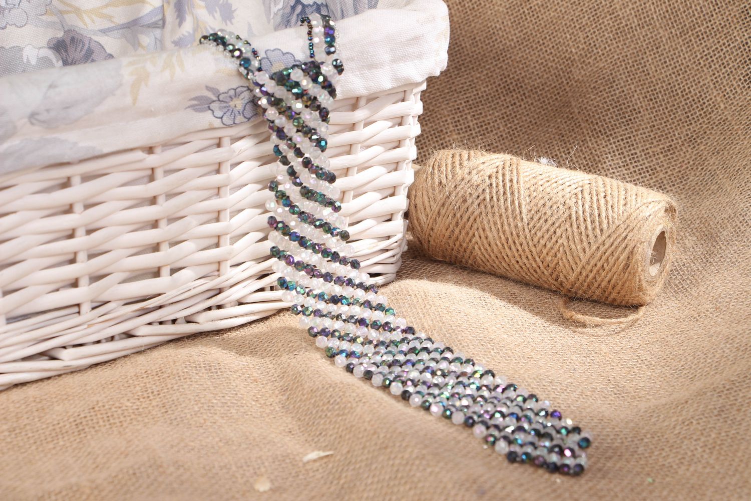 Cravatta da donna fatta a mano accessorio originale di perline d'autore foto 5