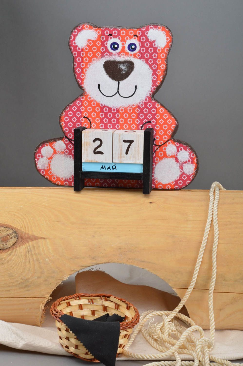 Детский календарь из дерева и фанеры ручной работы декупаж Мишка в две полоски  фото 1