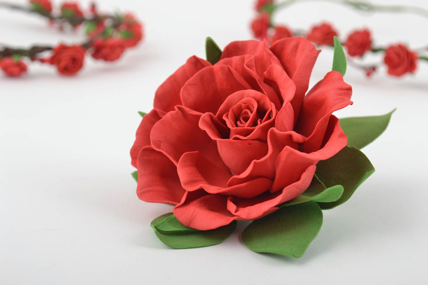 Красная объемная цветочная брошь заколка из фоамирана ручной работы Роза  фото 1
