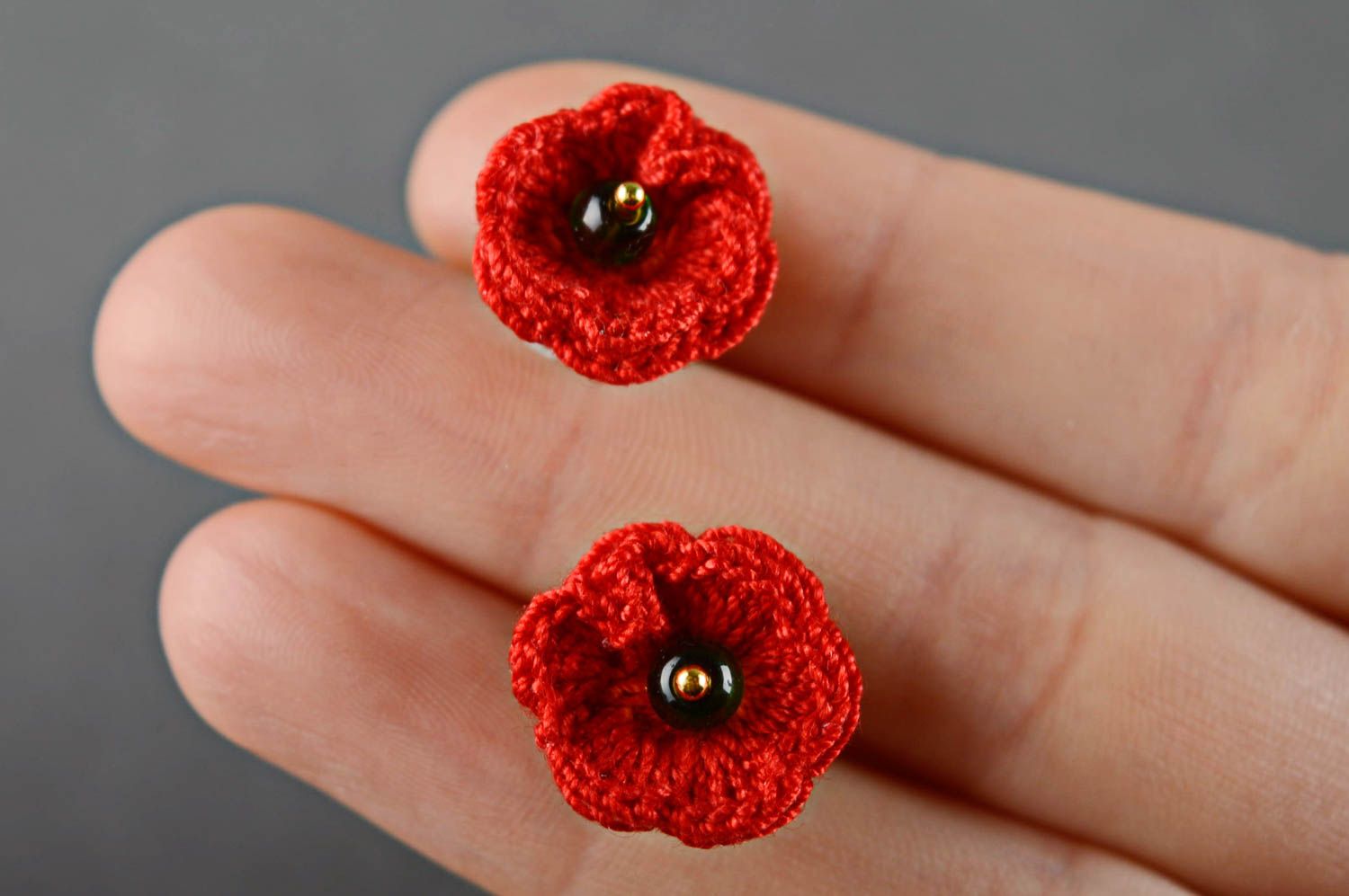 Boucles d'oreilles puces tricotées de fils en coton faites main fleurs rouges photo 3