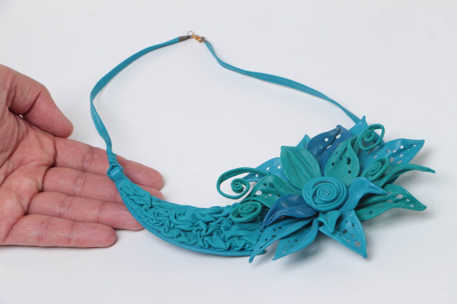 Collar de cuero natural hecho a mano original azul de flores estiloso bonito foto 5