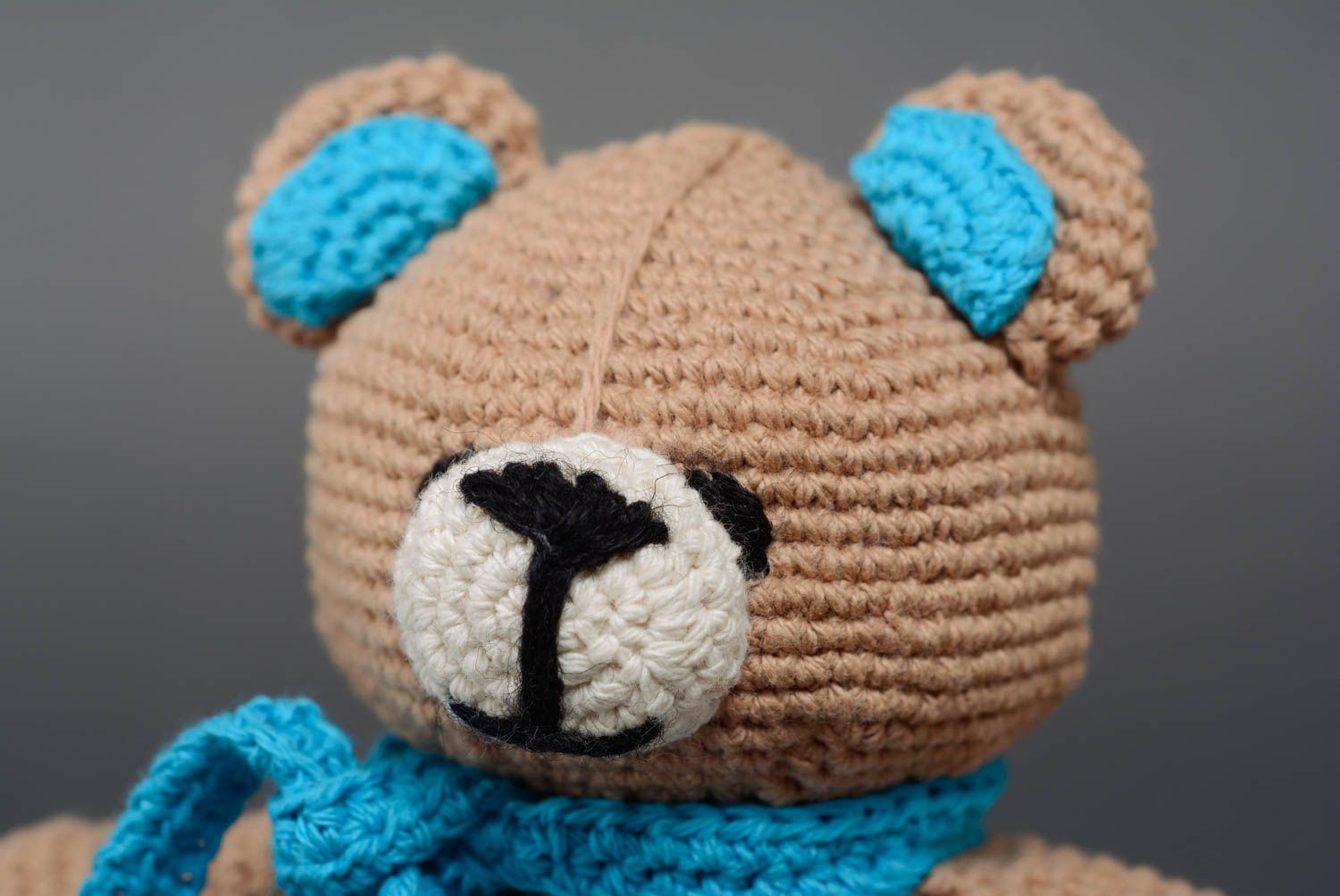 Ours tricoté au crochet en coton naturel avec écharpe bleue fait main original photo 2