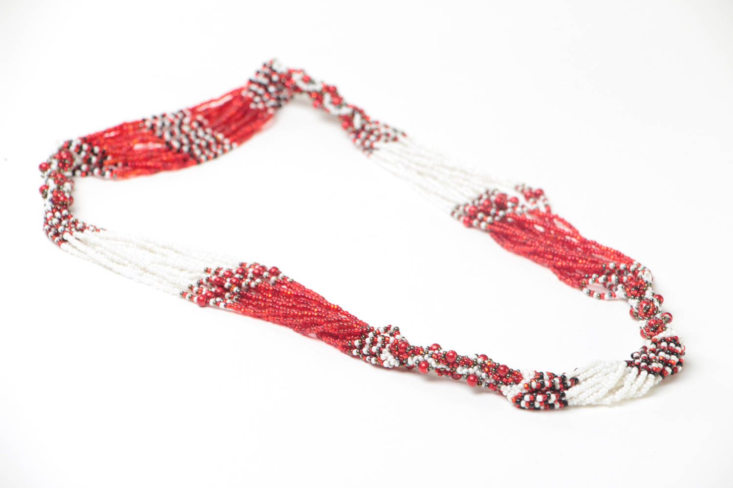 Ожерелье из бисера длинное красное с белым стильное этническое ручной работы фото 3