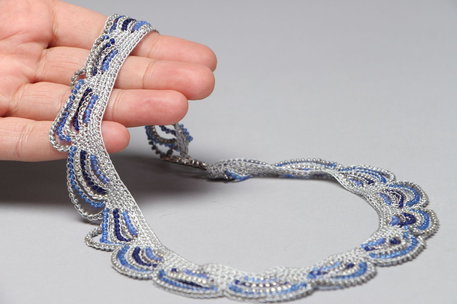 Collana fatta a mano di fili e perline girocollo originale accessorio originale foto 4