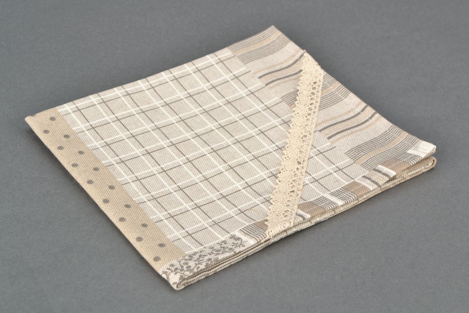 Napperon décoratif carré en coton beige et gris de style patchwork fait main photo 3