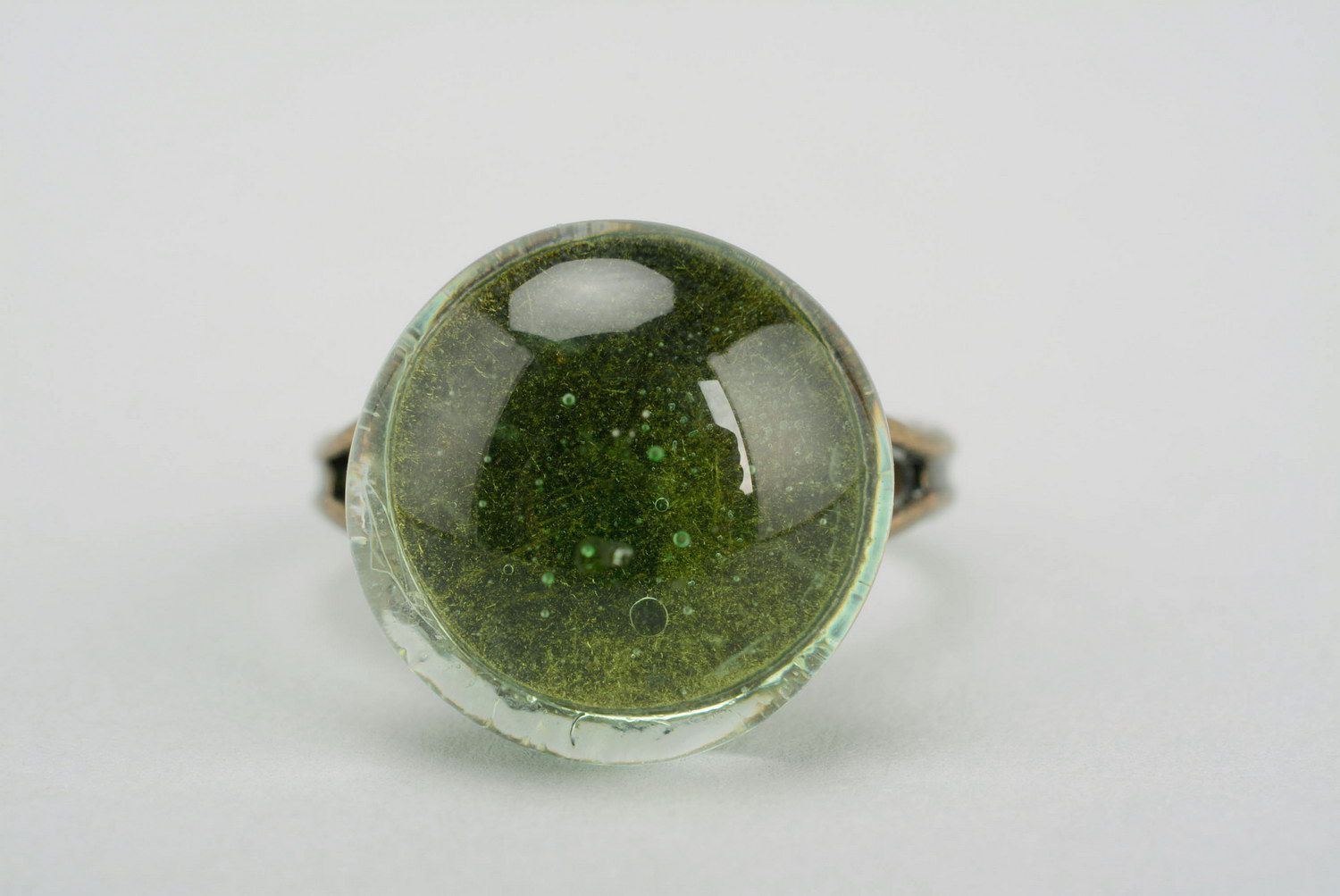 Кольцо со стеклянным элементом зеленое фото 2