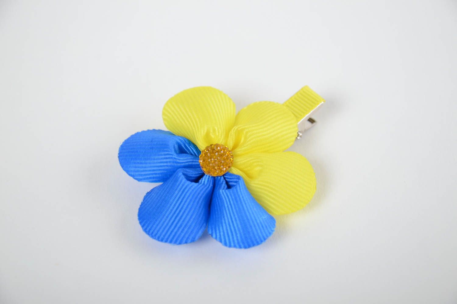 Pinza para el pelo con forma de flor de cintas amarilla y azul hecha a mano foto 2