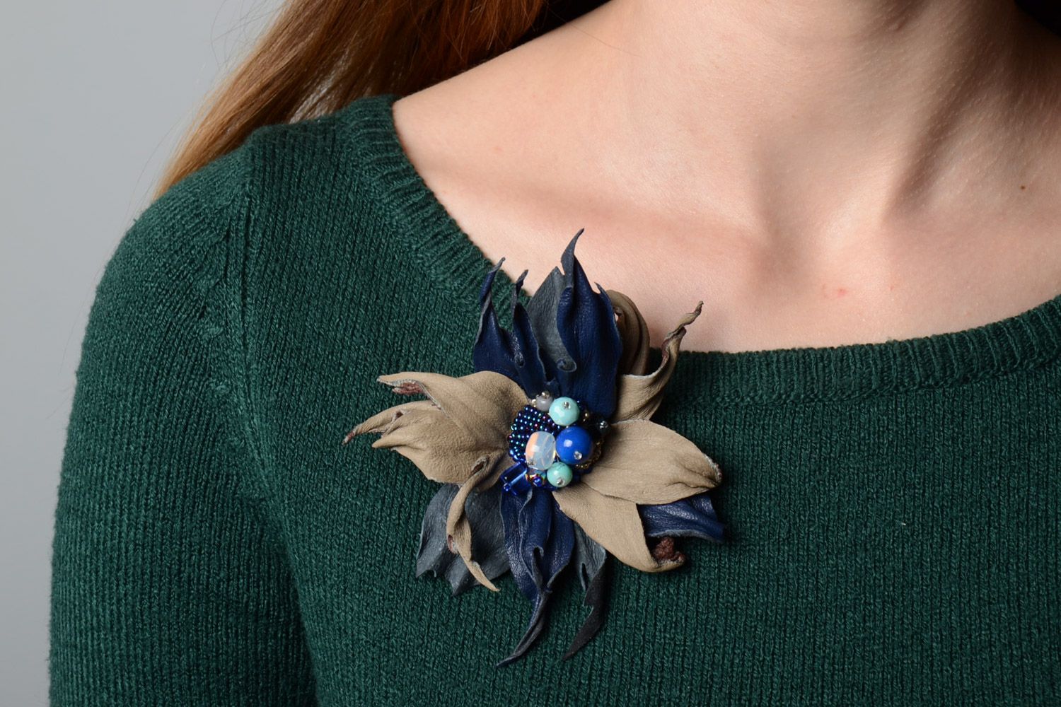 Handmade Brosche aus Leder in Form der Blume mit Glasperlen und Natursteinen für Frauen foto 2