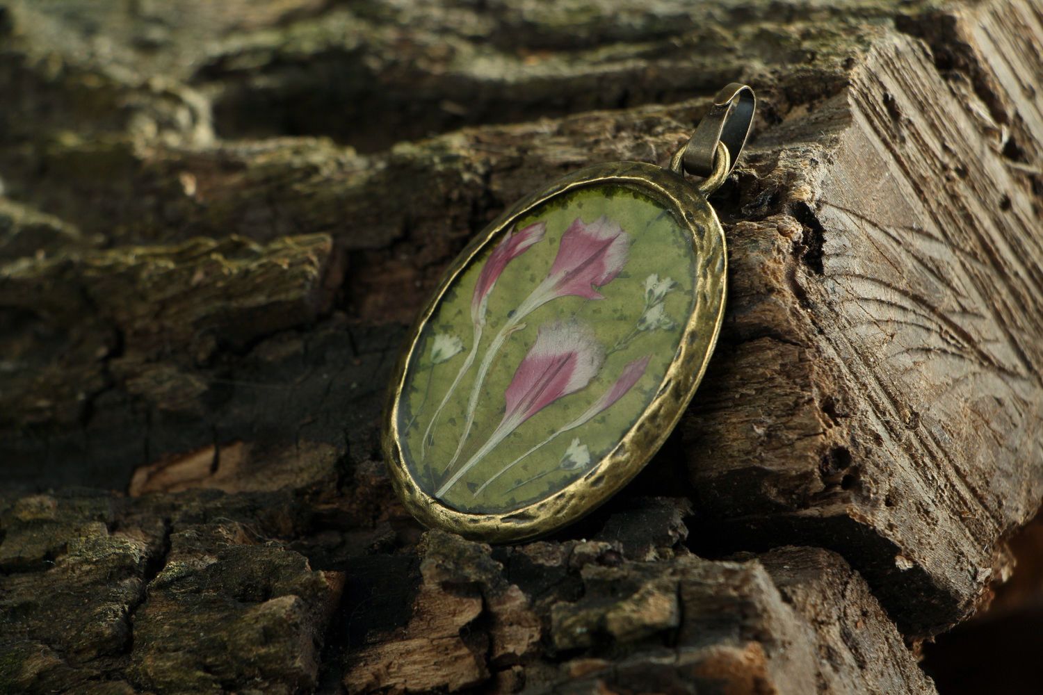 Pendant made of bronze with real flowers photo 2