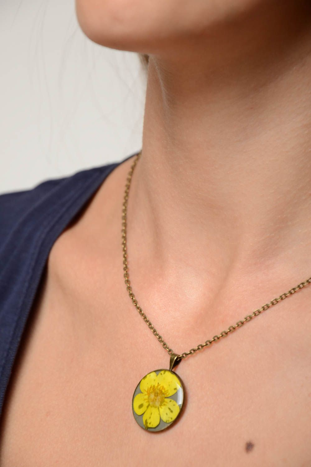 Handmade yellow round pendant necklace with dried flowers and epoxy resin photo 2