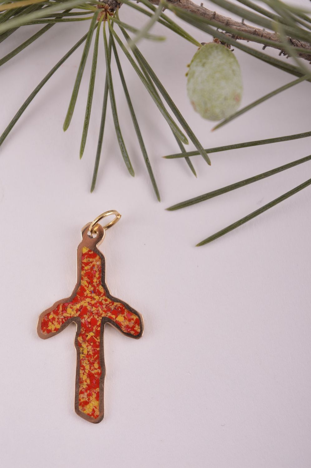 Крестик с камнями handmade подвеска на шею украшение из латуни оранжевое фото 1