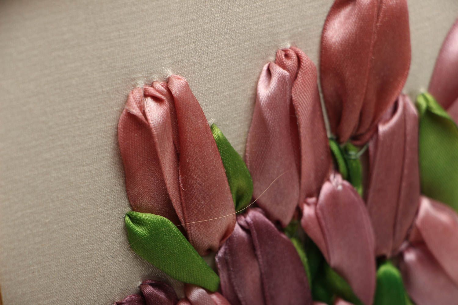 Tableau brodé aux rubans de satin Tulipes photo 2