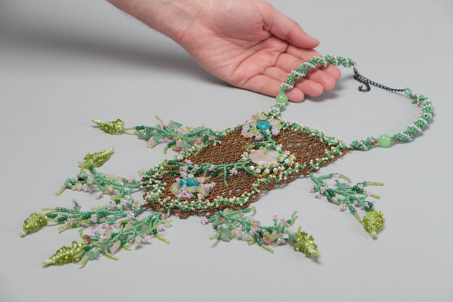 Ожерелье из бисера и натуральных камней плетеное ручной работы красивое фото 5