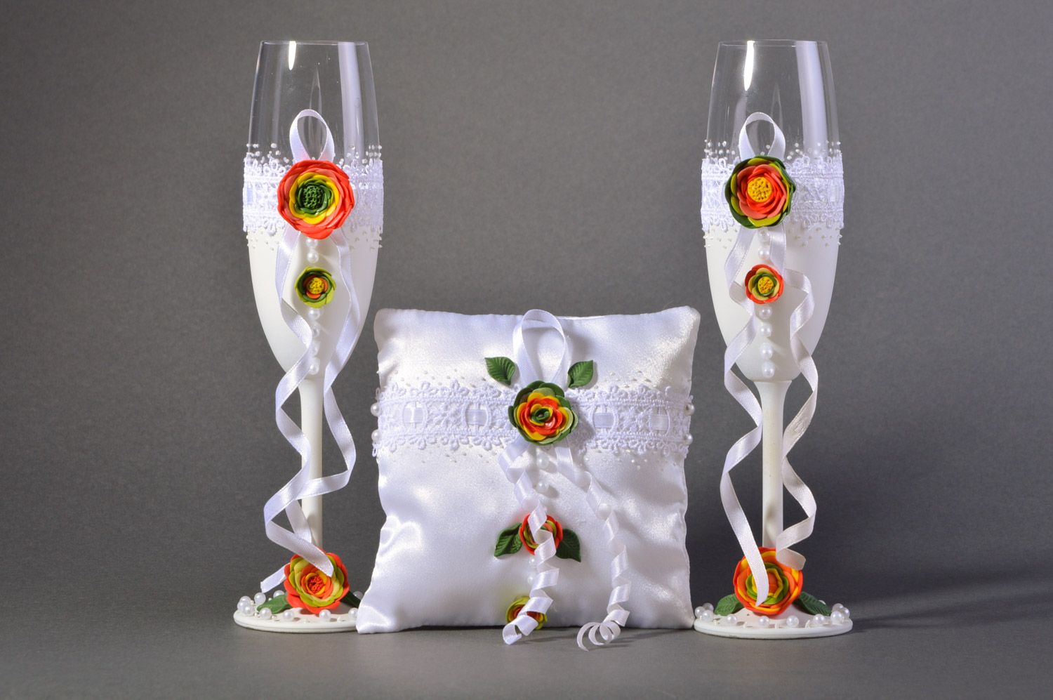 Set de accesorios de boda dos copas y cojín para anillos blancos artesanales foto 2